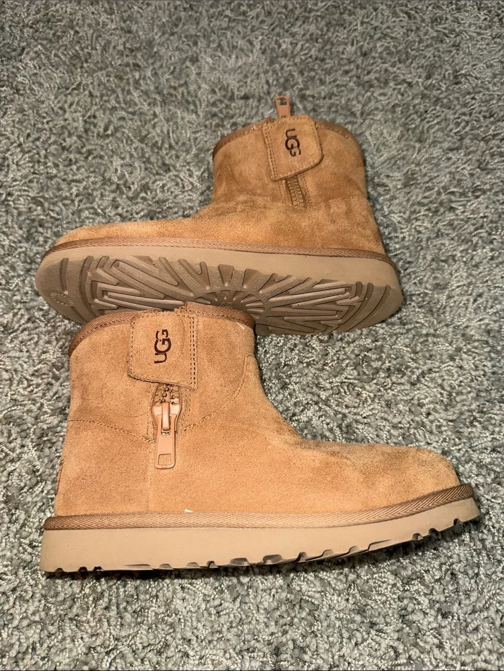 Girls UGG Mid Height Boots (2)